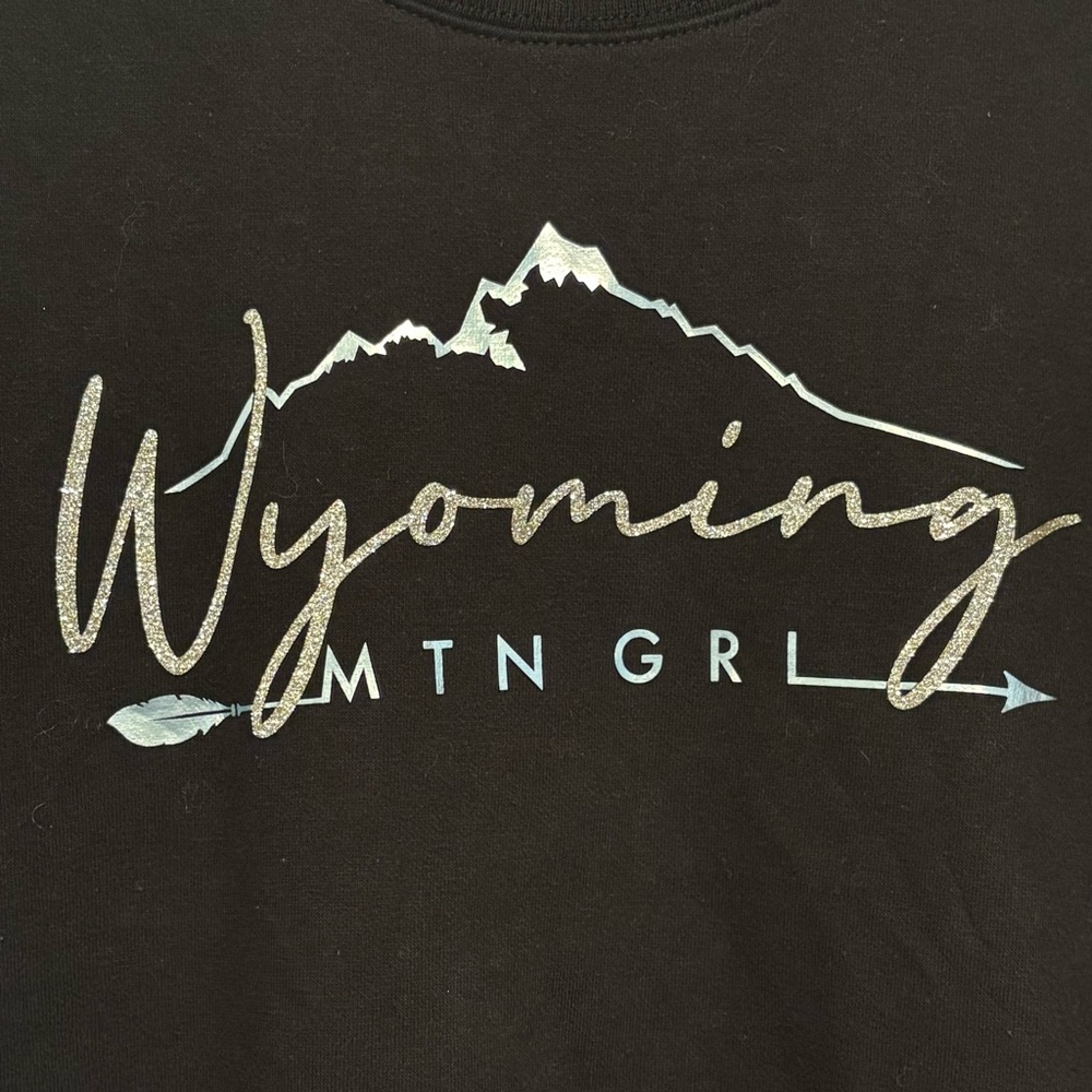 NWT District Wyoming Mtn Grl Black Sweatshirt Mountains Glittery Logo Size Small - Picture 2 of 6